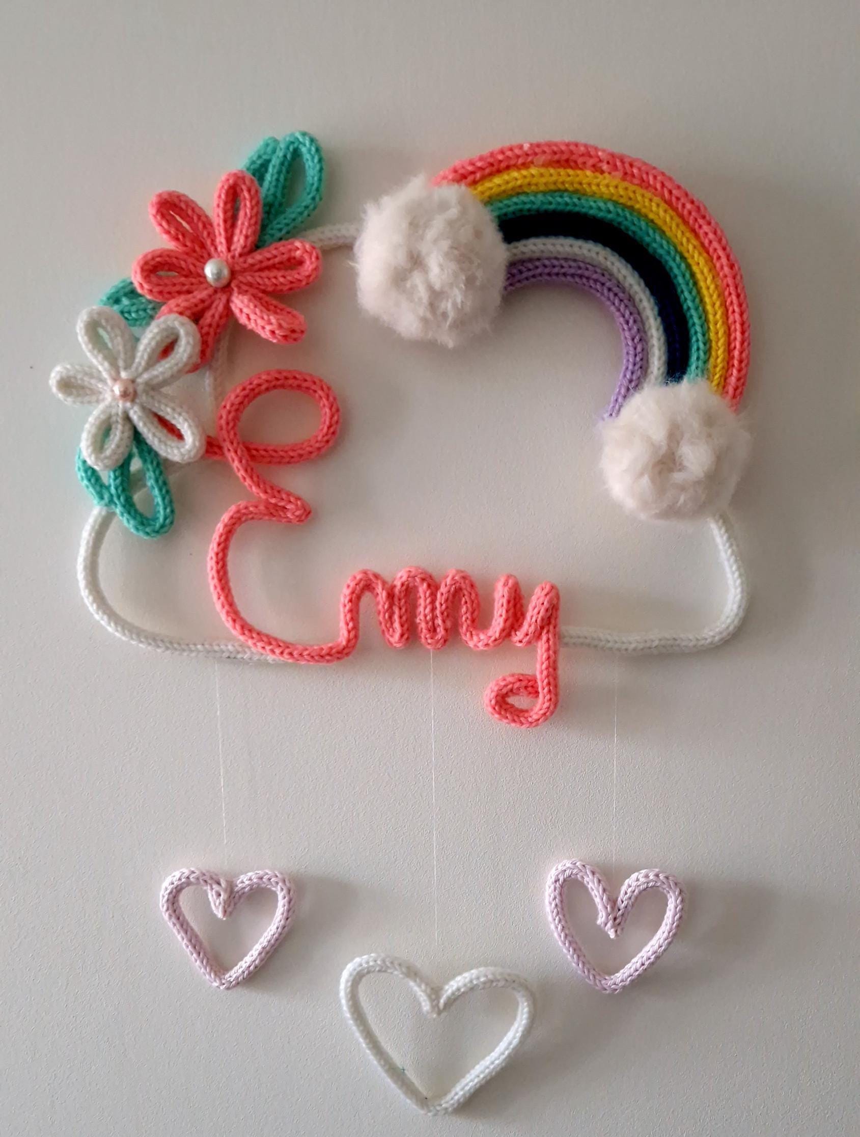 Décoration Nuage prénom personnalisé en tricotin avec arc en ciel et pompon