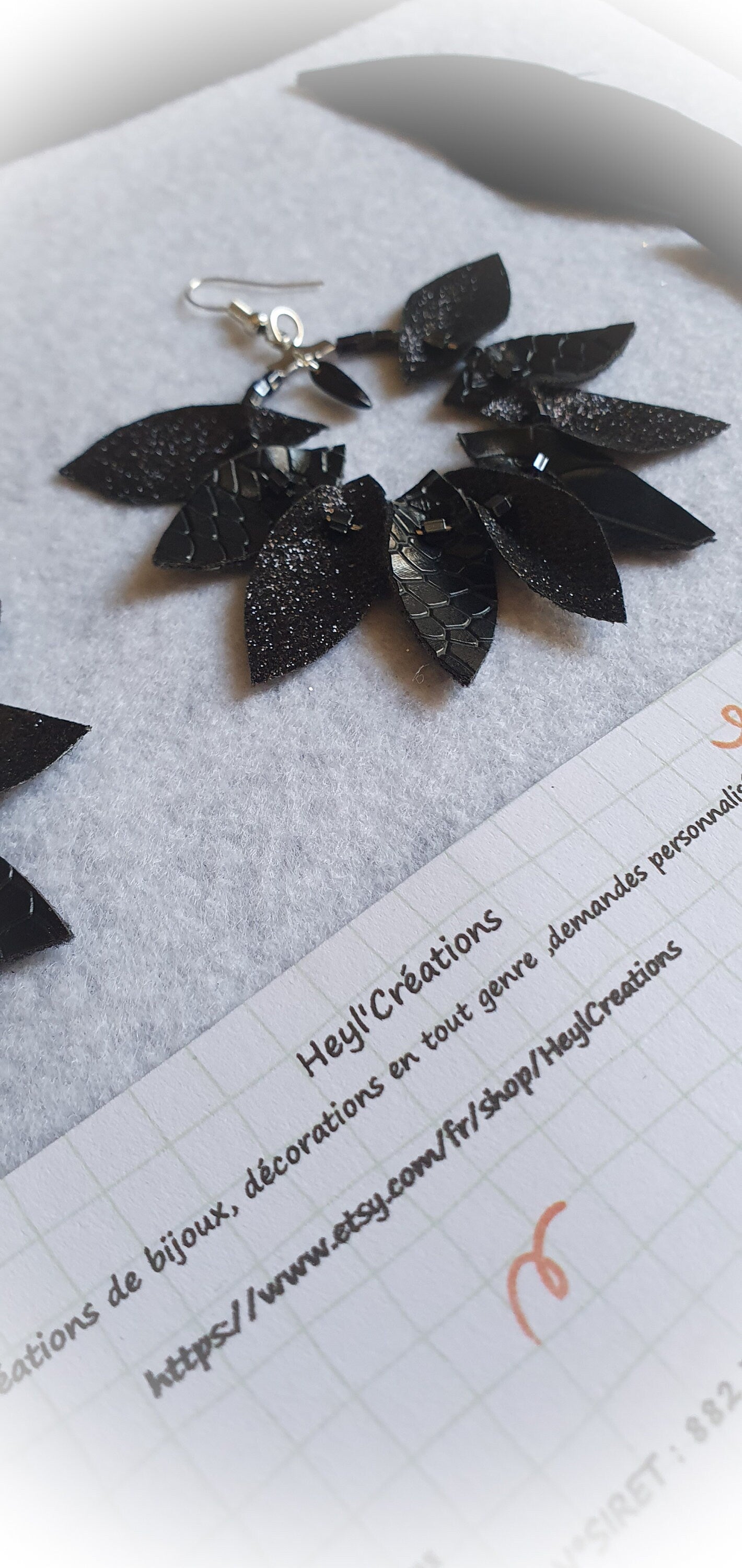 Boucle d'oreille simili cuir pétales noires