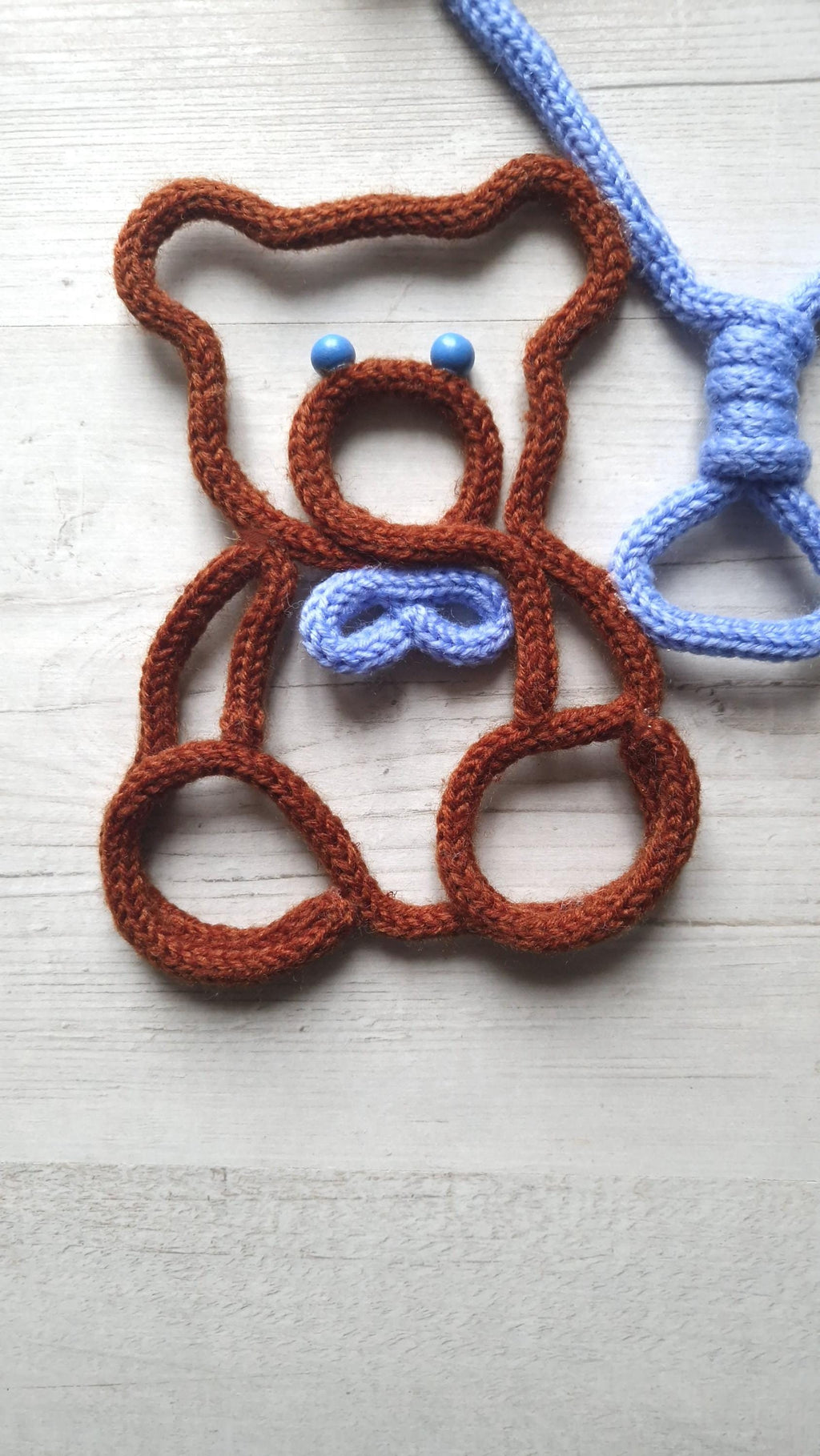 Ourson et son ballon en fil de fer tricoté personnalisé avec prénom