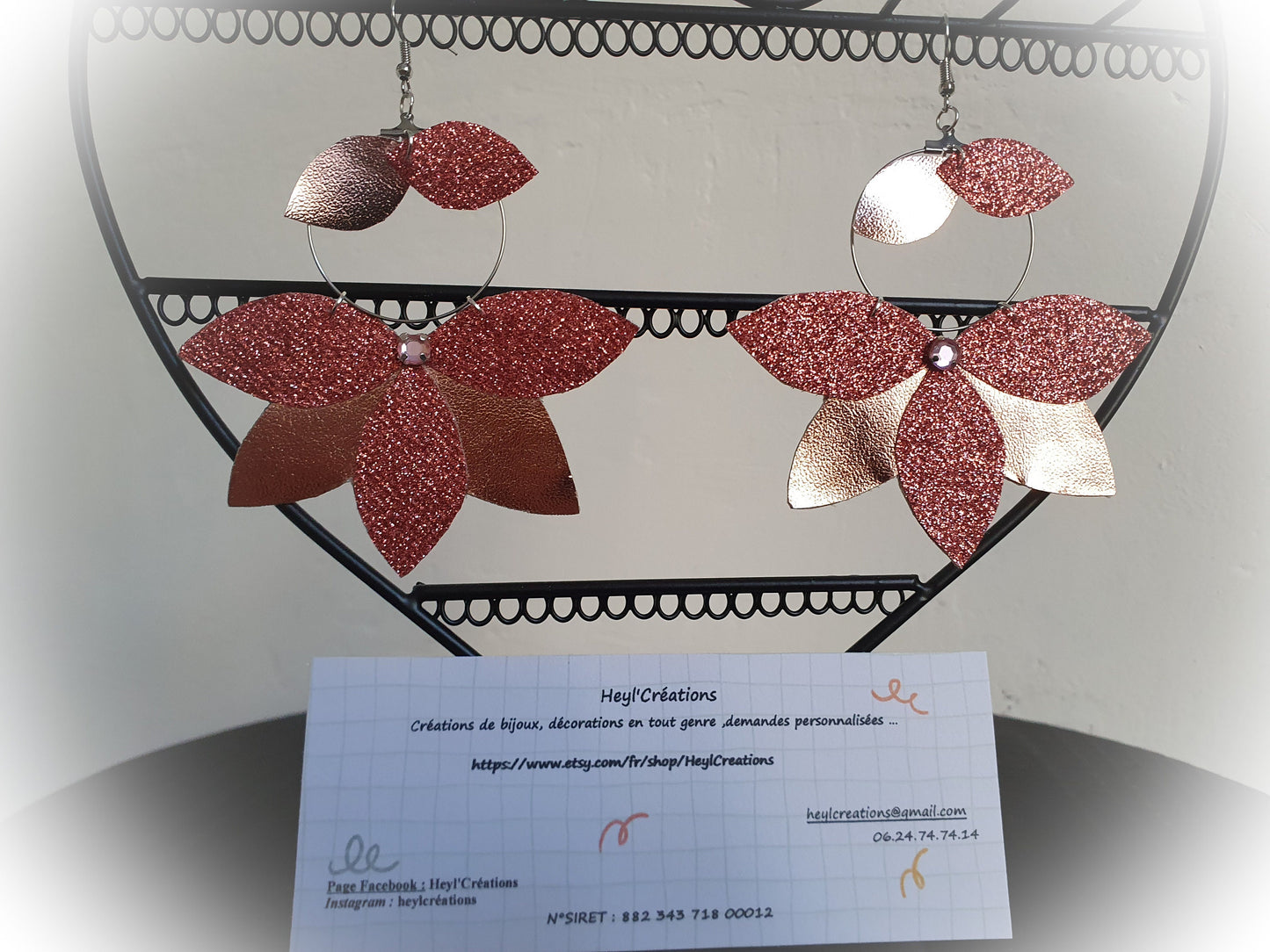Boucles d’oreilles lotus rose simili cuir créoles strass bijou fait main Heyl’Créations