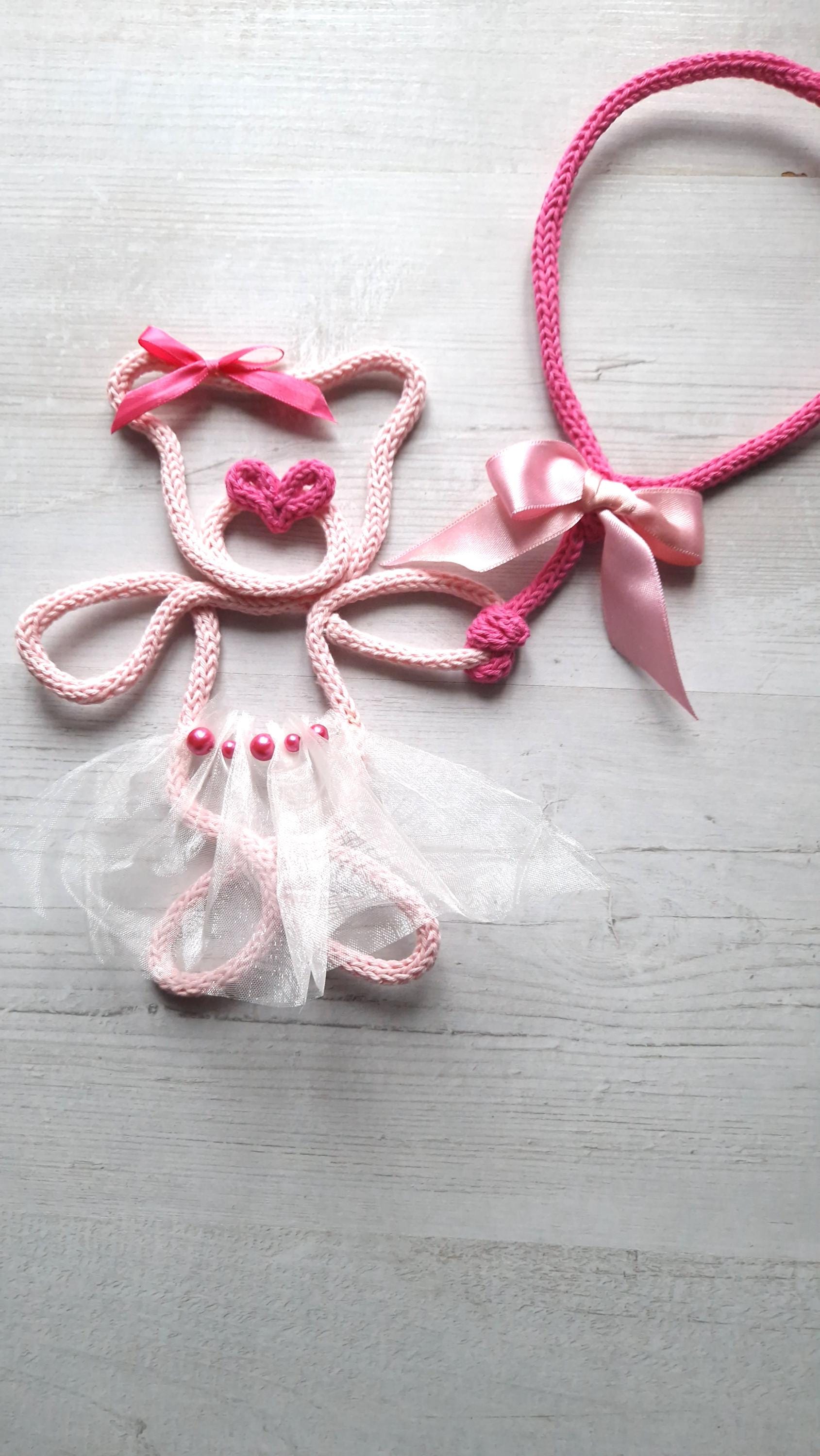 Décoration murale Ourson tricoté en fil de fer avec jupe en tulle et ballon personnalisable avec prénom