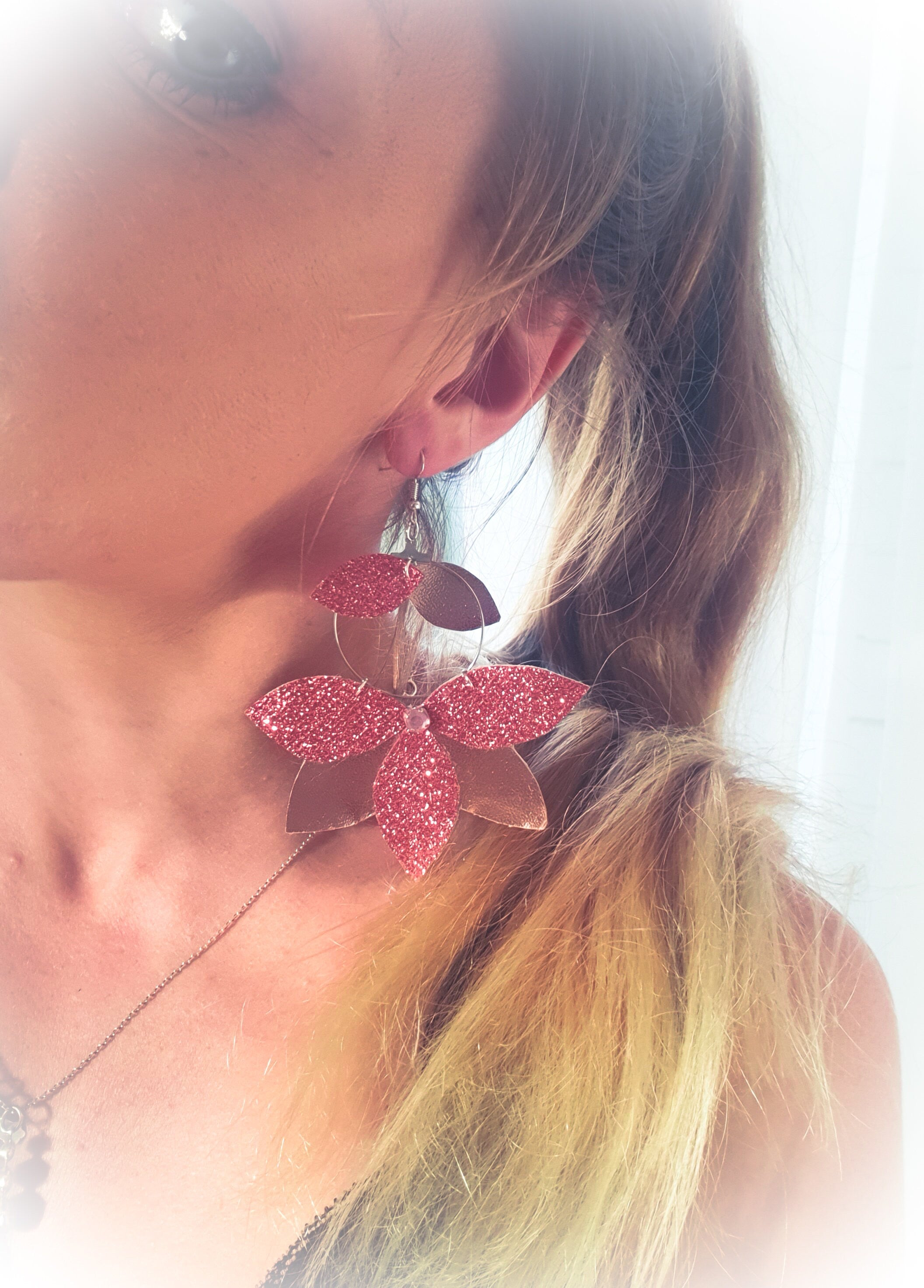 Boucle d'oreille simili cuir rose brillant et pailleté