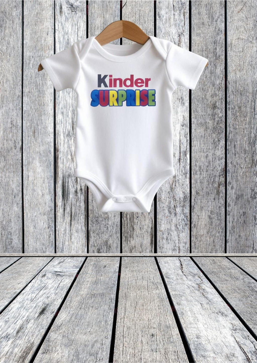 Body bébé ou ensemble bonnet et body personnalisé avec texte " Kinder Surprise "