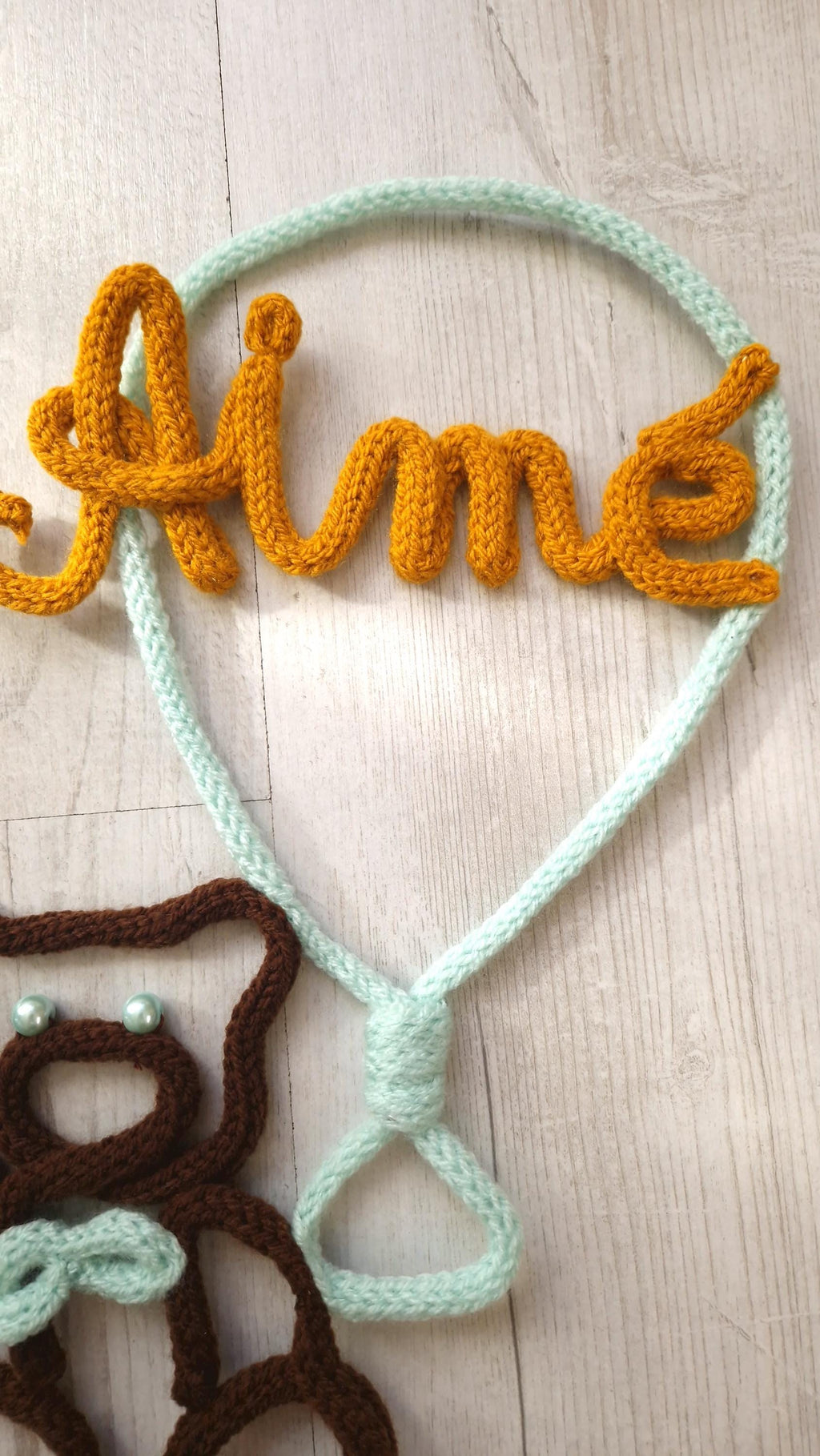 Ourson et son ballon en fil de fer tricoté personnalisé avec prénom