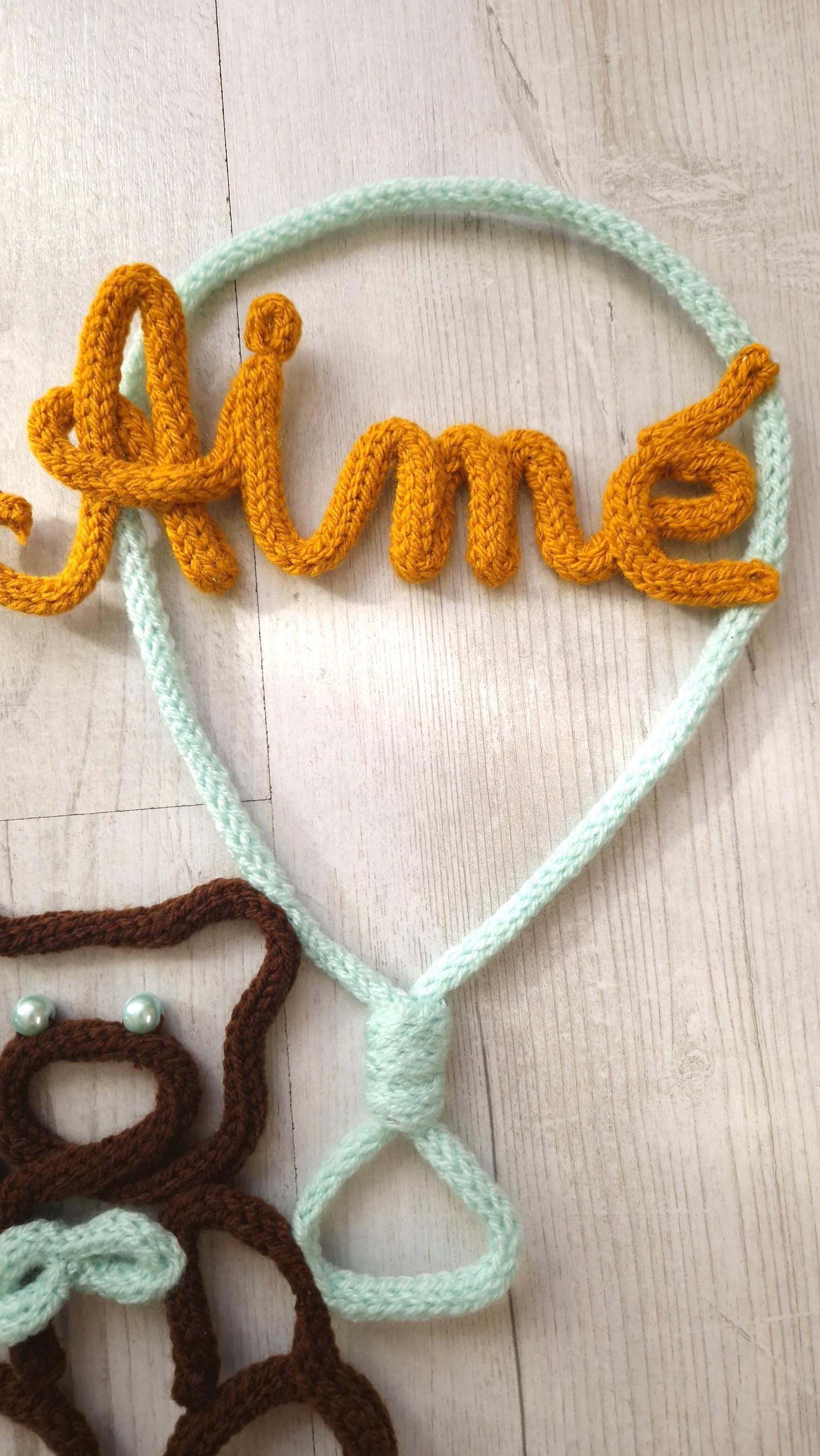 Ourson et son ballon en fil de fer tricoté personnalisé avec prénom