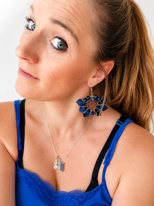 Femme portant des boucles d’oreilles bleues artisanales Heyl’créations en simili cuir