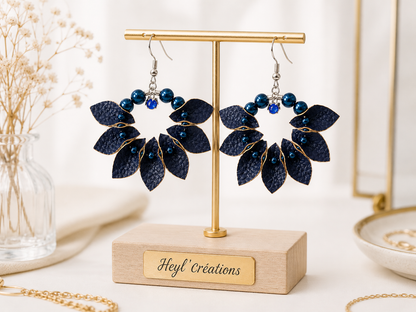 Boucles d’oreilles bleues artisanales Heyl’créations présentées sur un support à bijoux