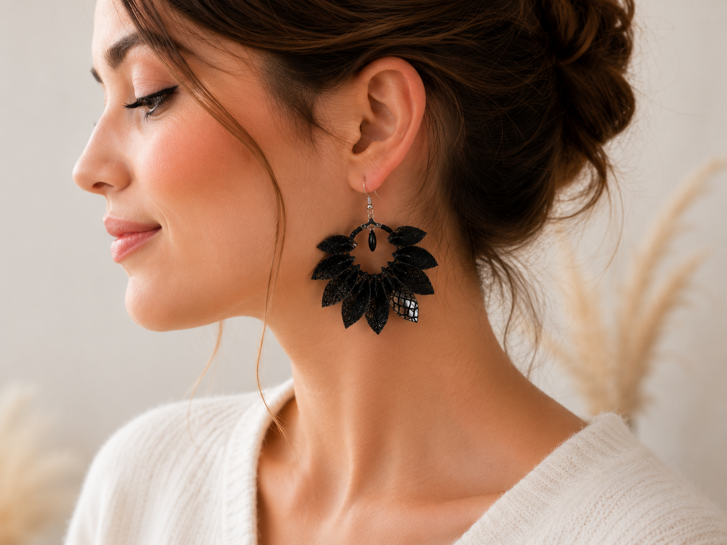 Boucles d'oreilles artisanales noires en simili cuir pailleté et perles de verre, design floral à 9 pétales, création fait main Heyl'Créations.