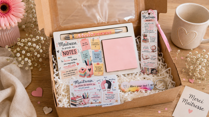 Box cadeau personnalisée pour maîtresse avec bloc-notes avec stylo, marque-page, magnet souvenir et porte-clé jeton de caddie, présentée dans un coffret cadeau prêt à offrir.