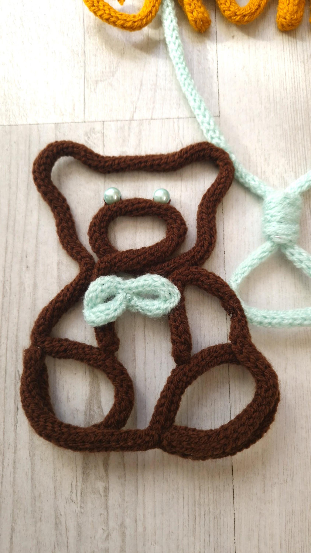 Ourson et son ballon en fil de fer tricoté personnalisé avec prénom