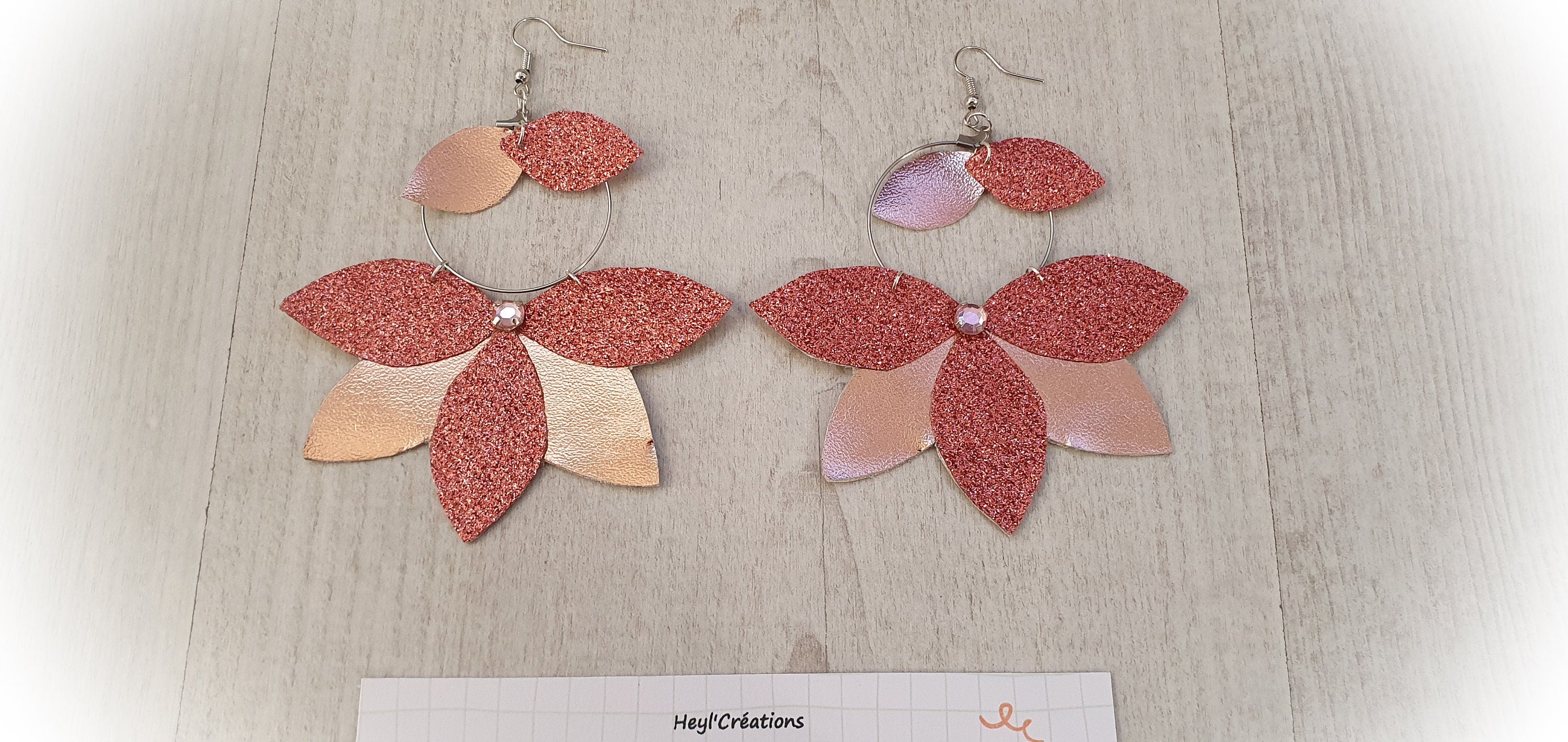 Boucle d'oreille simili cuir rose brillant et pailleté