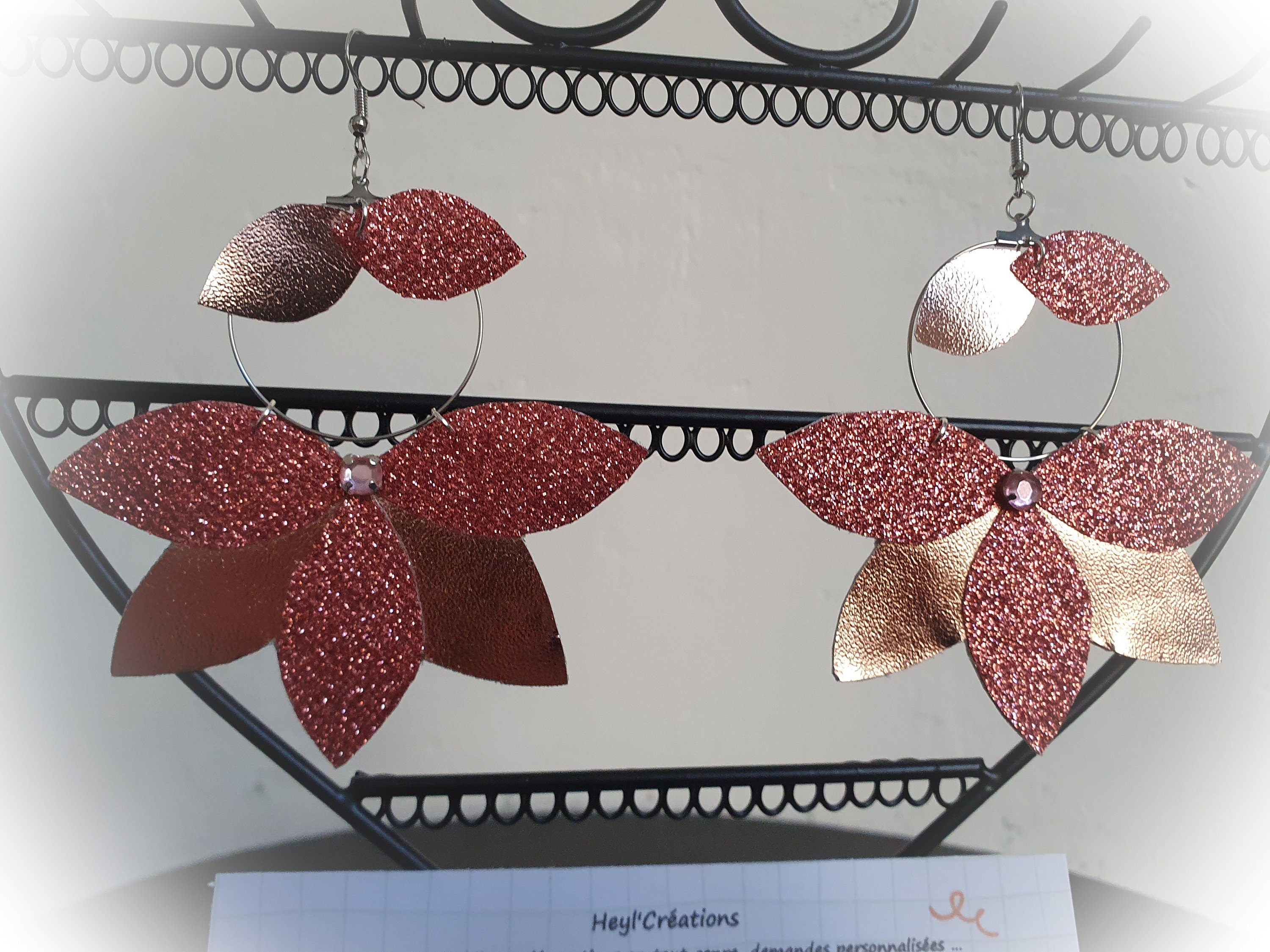 Boucle d'oreille simili cuir rose brillant et pailleté