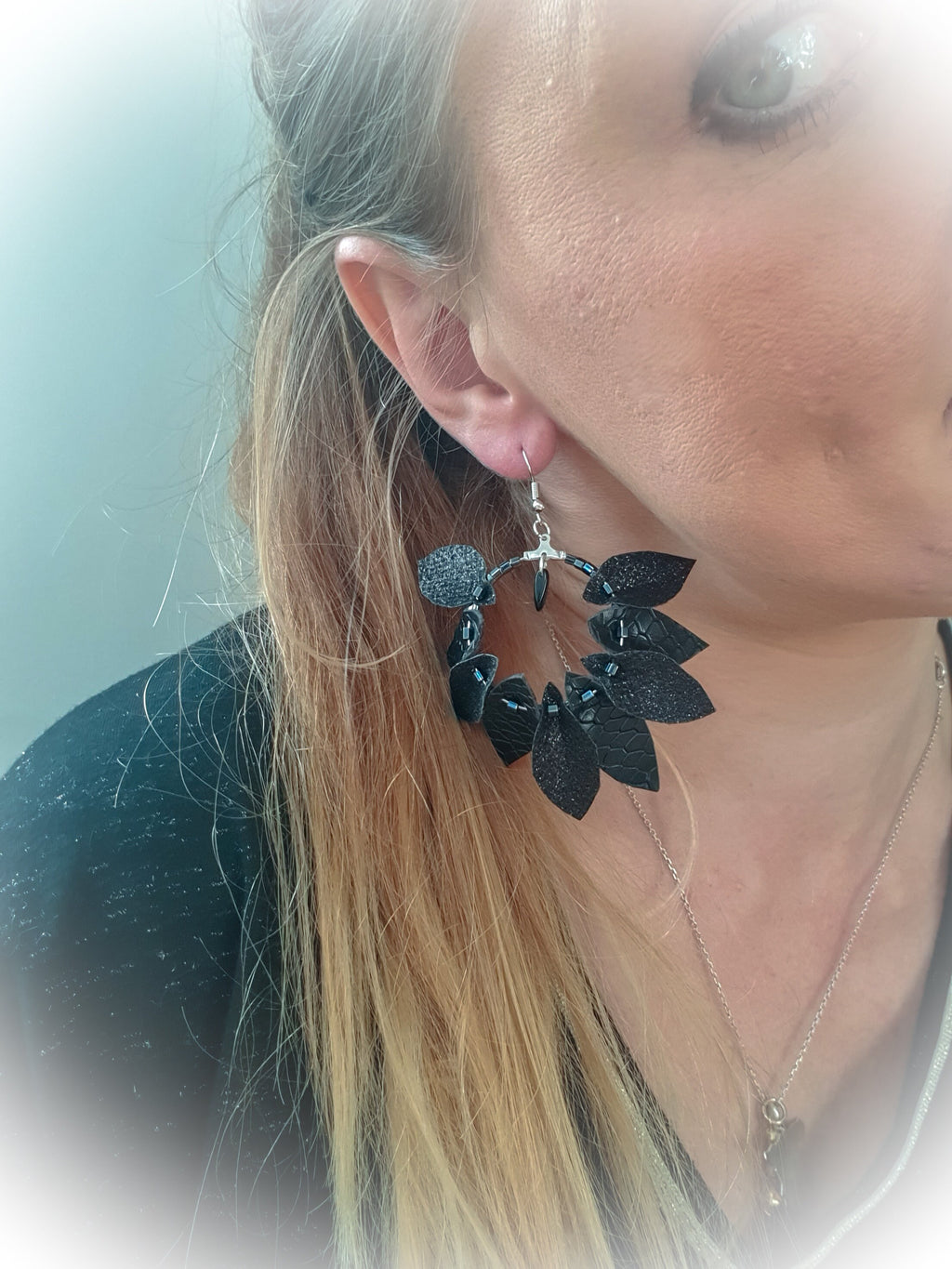 Boucle d'oreille simili cuir pétales noires