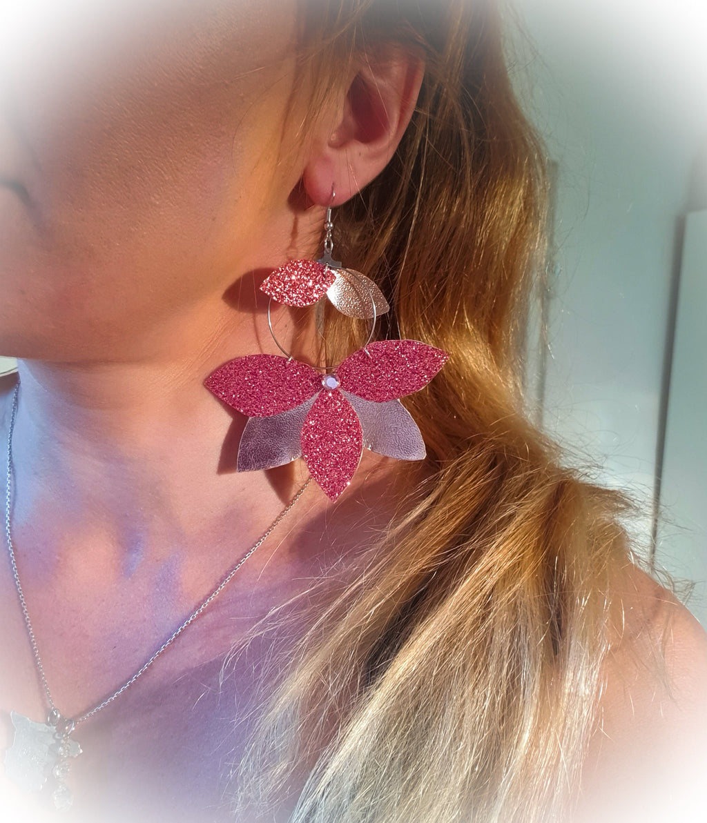 Boucle d'oreille simili cuir rose brillant et pailleté
