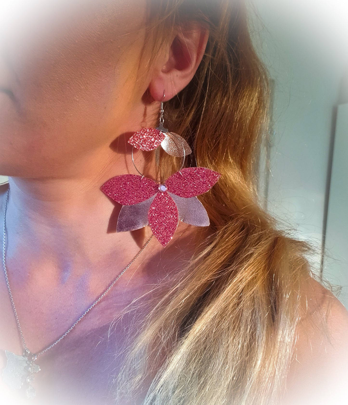 Boucles d’oreilles lotus rose simili cuir créoles strass bijou fait main Heyl’Créations