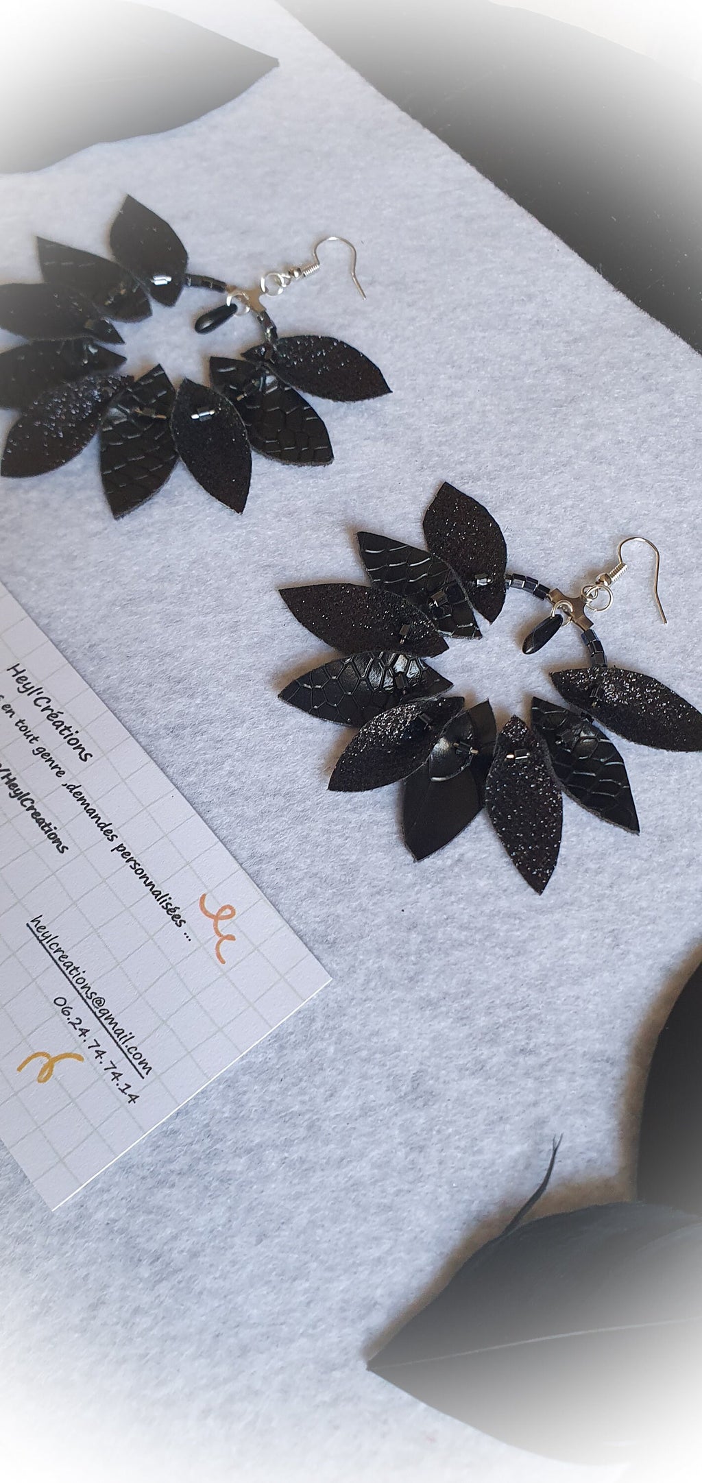 Boucle d'oreille simili cuir pétales noires