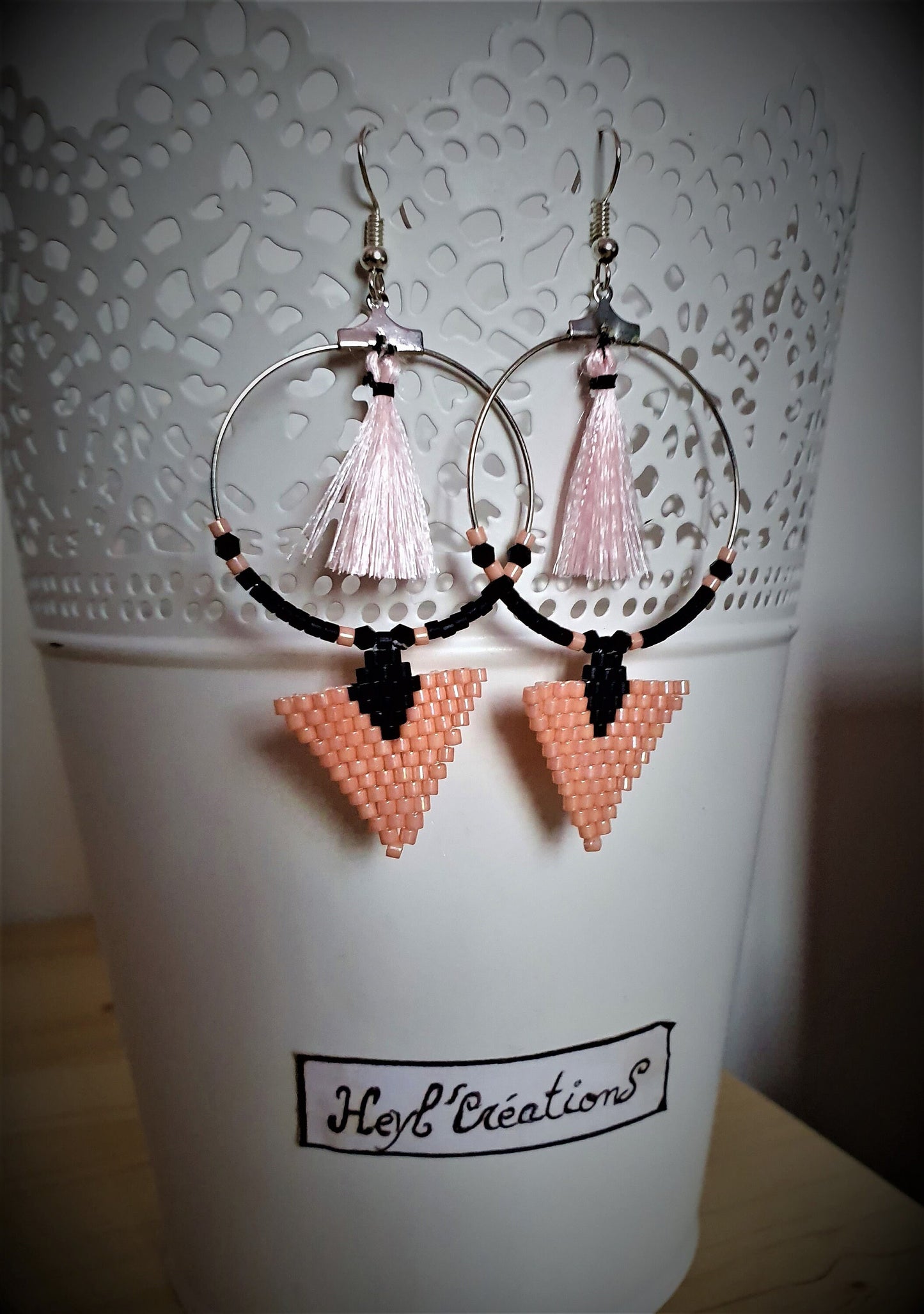 Boucles oreilles pompon rose noir bijou fait main Miyuki Heyl’Créations