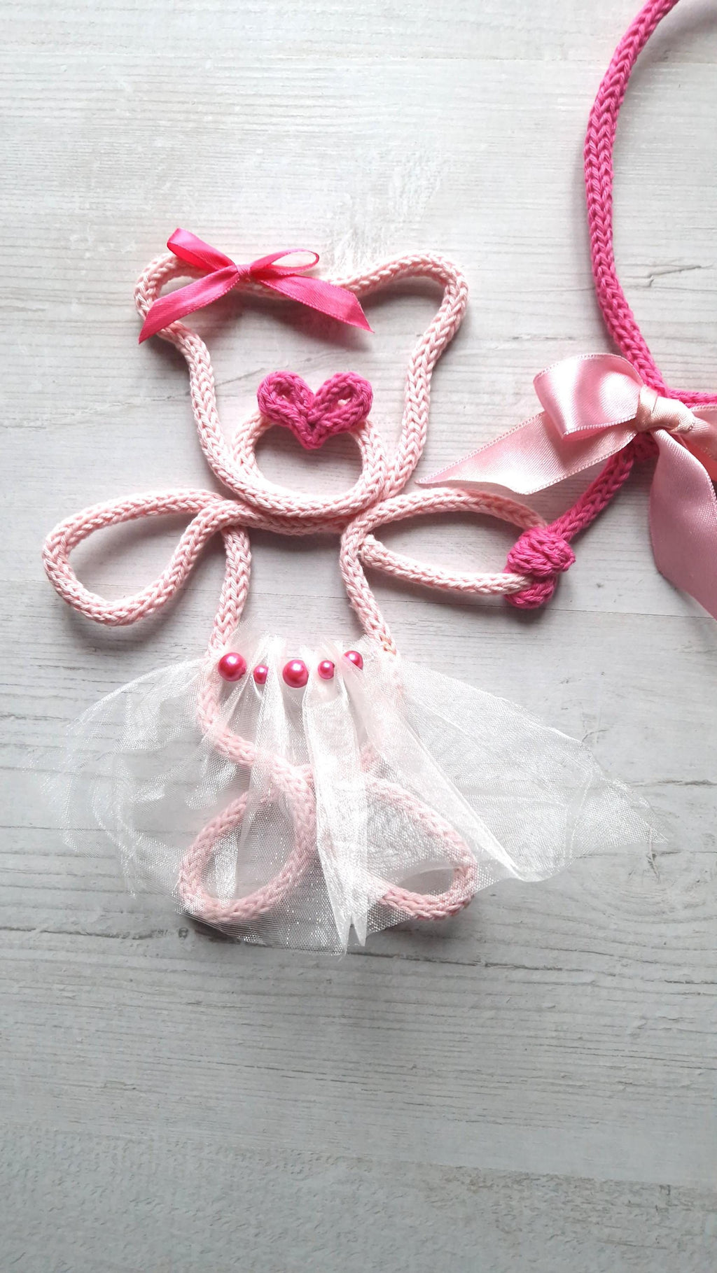 Décoration murale Ourson tricoté en fil de fer avec jupe en tulle et ballon personnalisable avec prénom