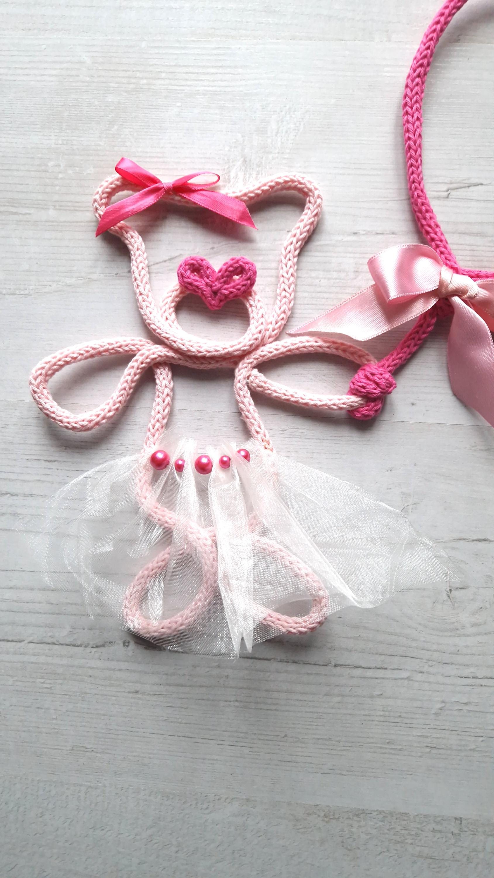 Décoration murale Ourson tricoté en fil de fer avec jupe en tulle et ballon personnalisable avec prénom