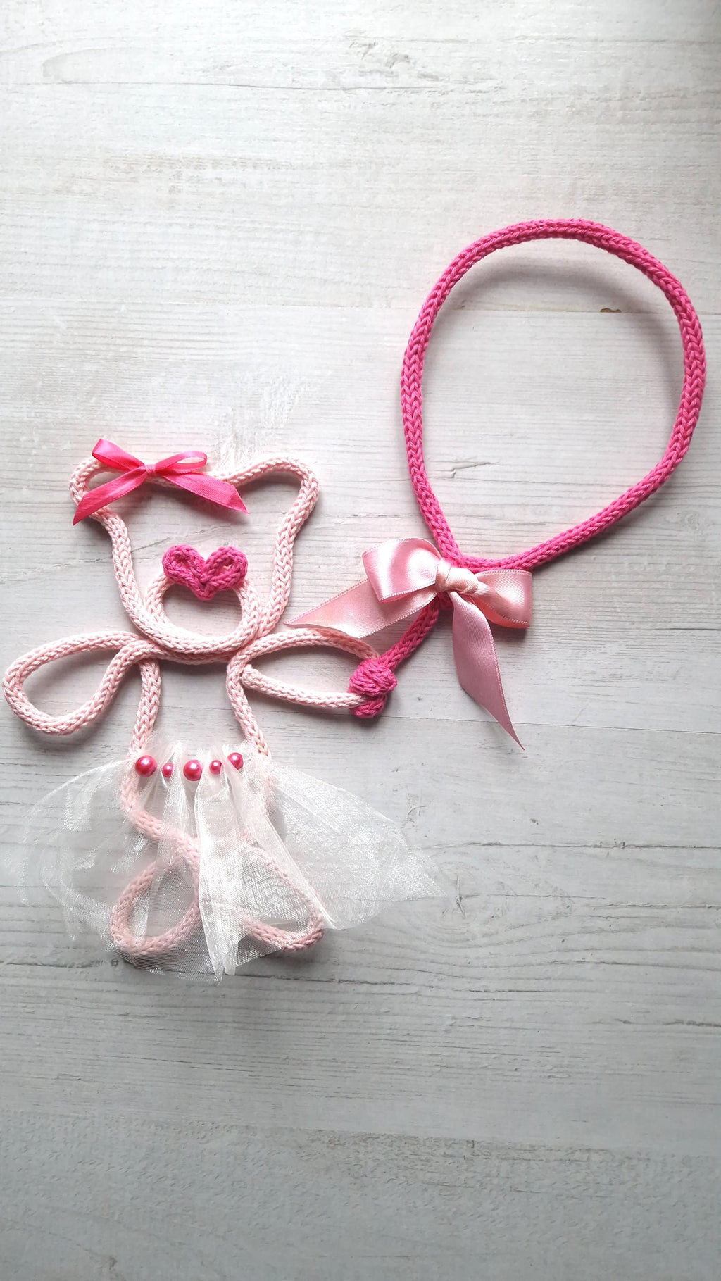 Décoration murale Ourson tricoté en fil de fer avec jupe en tulle et ballon personnalisable avec prénom