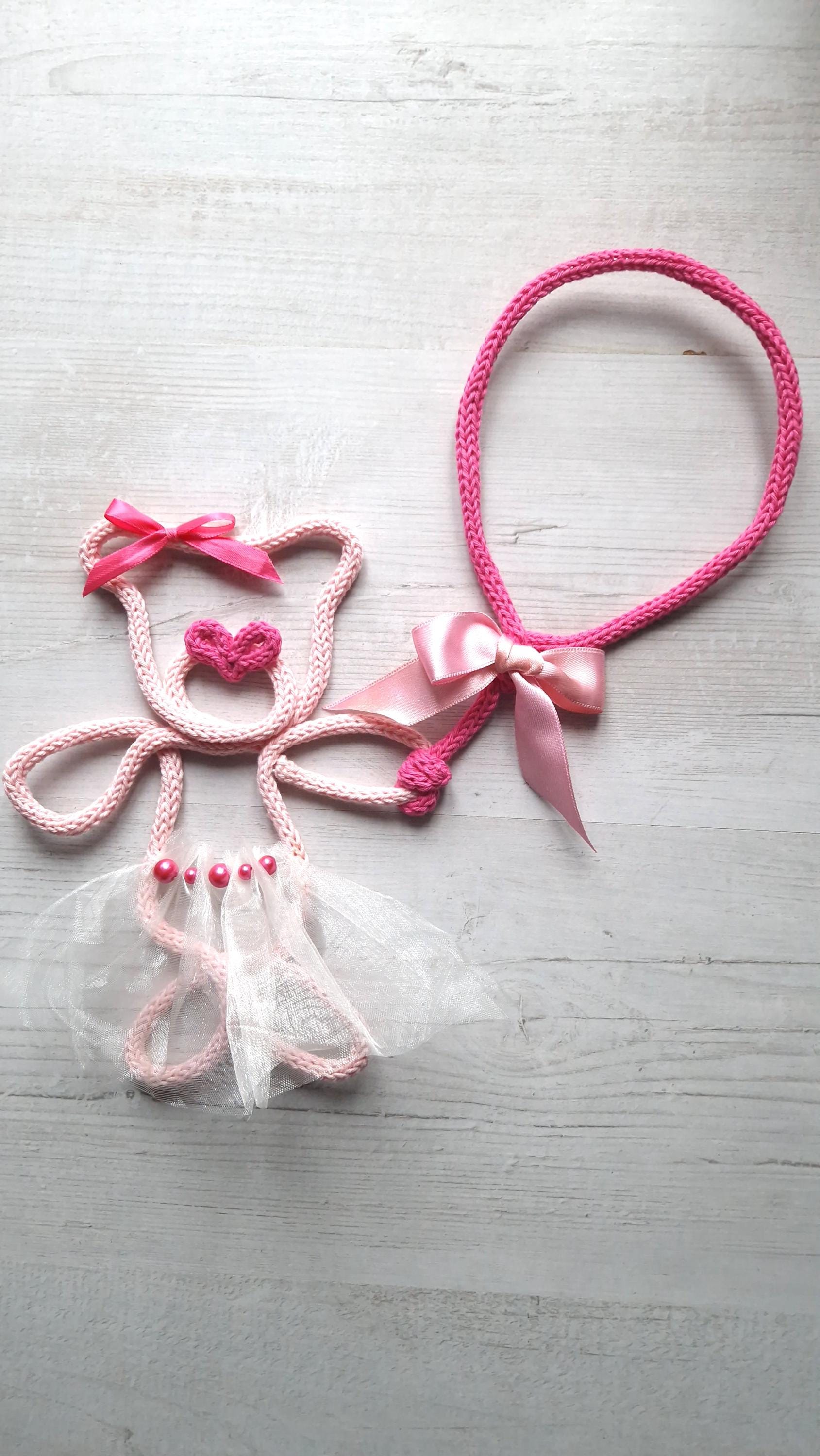 Décoration murale Ourson tricoté en fil de fer avec jupe en tulle et ballon personnalisable avec prénom