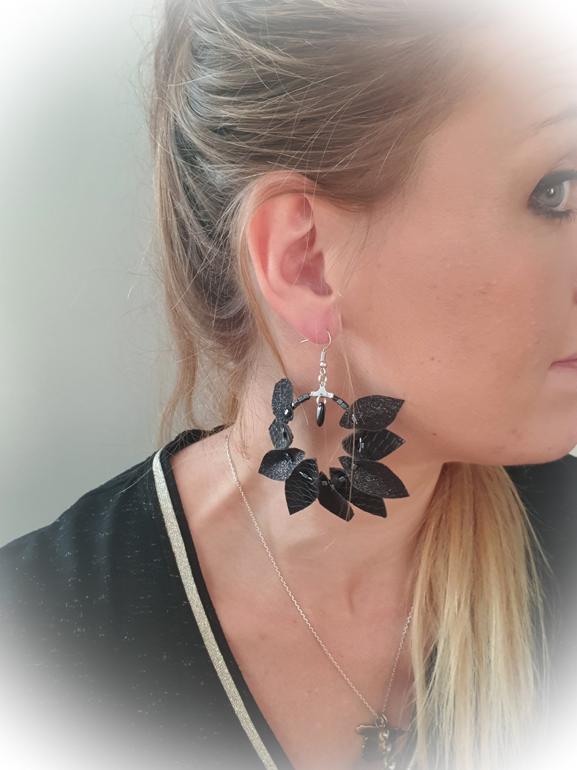 Boucle d'oreille simili cuir pétales noires