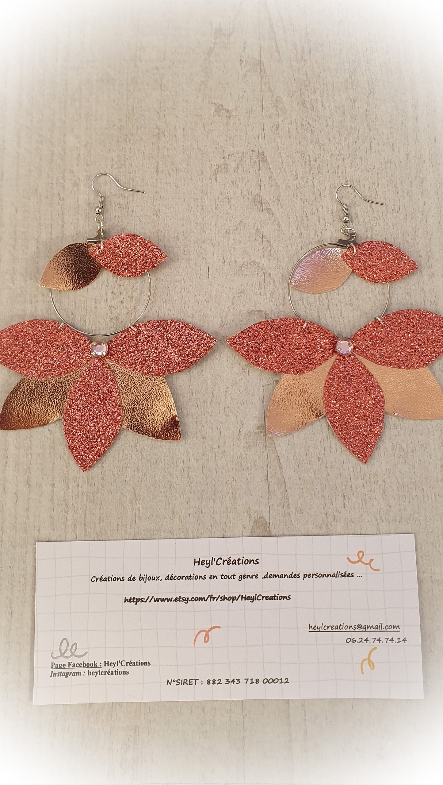 Boucles d’oreilles lotus rose simili cuir créoles strass bijou fait main Heyl’Créations
