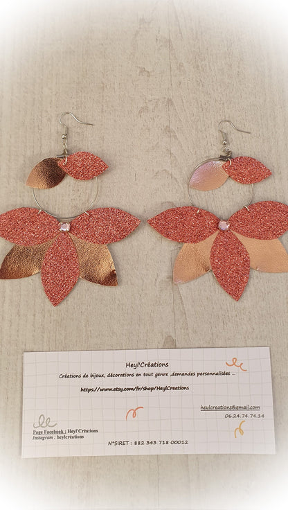 Boucles d’oreilles lotus rose simili cuir créoles strass bijou fait main Heyl’Créations