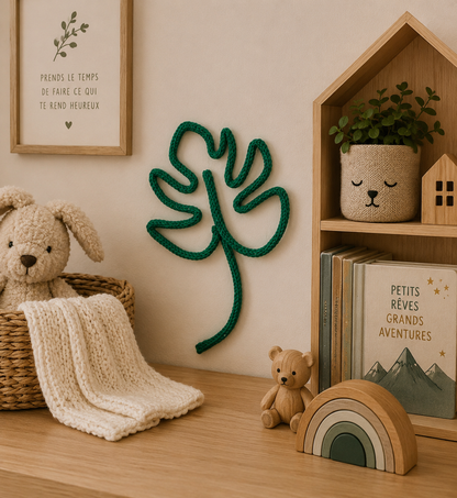 feuille de monstera accroch au mur décoration jungle chambre d'enfant
