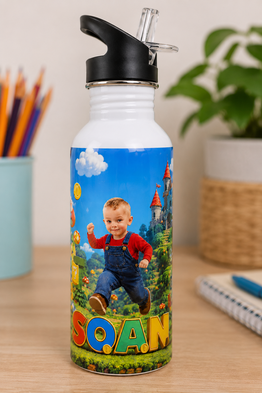 Vue rapprochée d’une gourde personnalisée 600 ml avec prénom Soan, photo de l’enfant et impression par sublimation colorée.