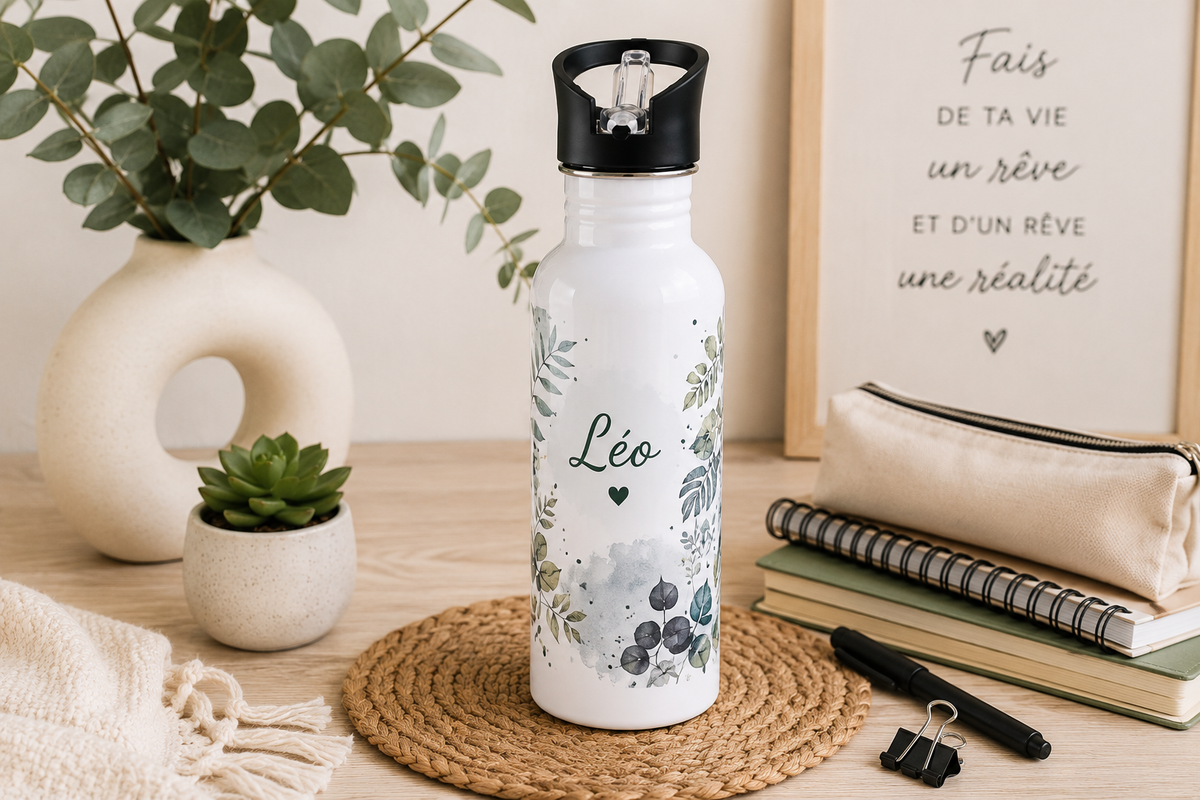Gourde personnalisée blanche 600 ml avec prénom Léo et motif végétal, bouchon noir avec paille.