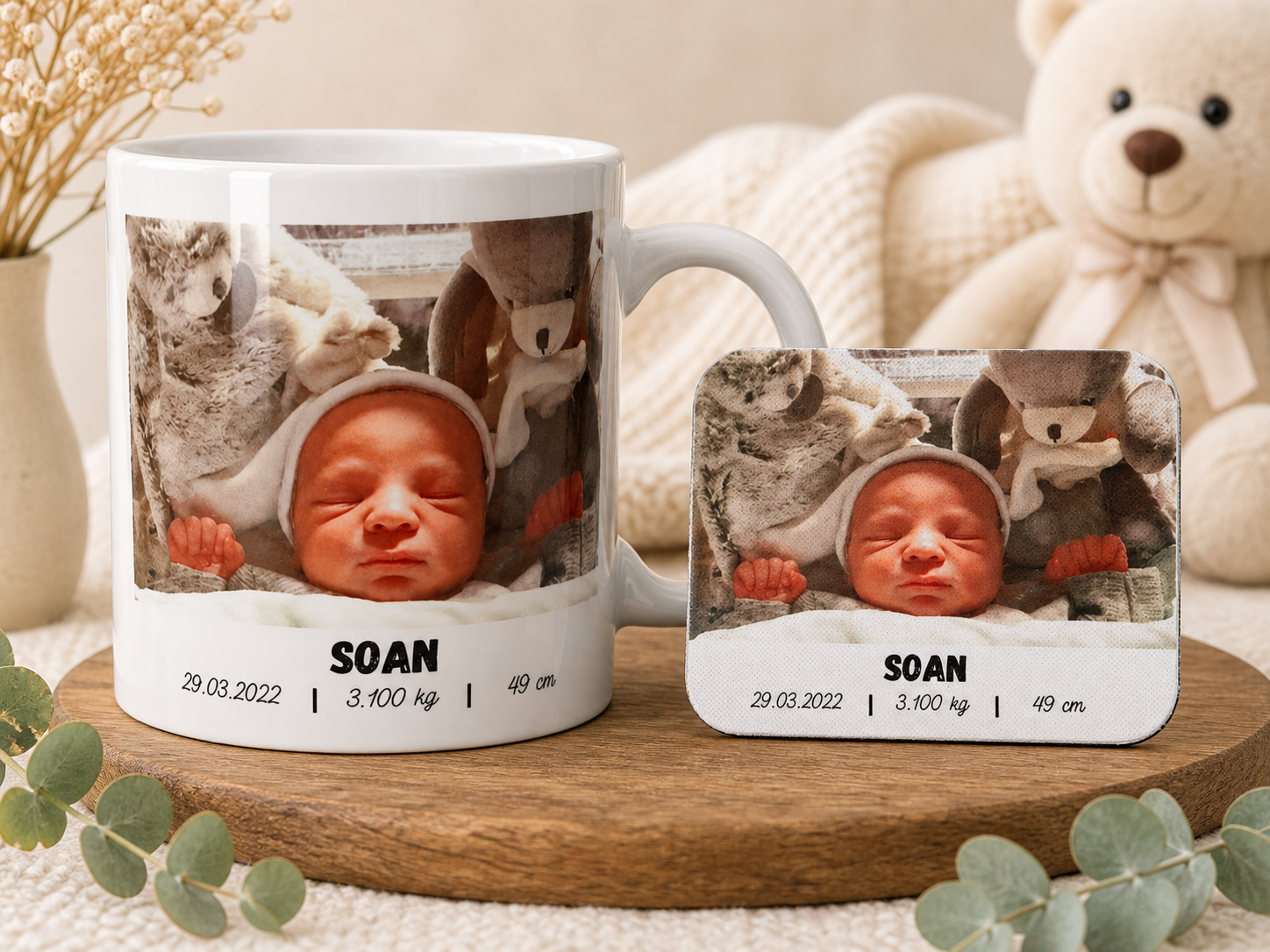 Pack naissance personnalisé comprenant un mug photo bébé en céramique et un magnet assorti avec informations de naissance.