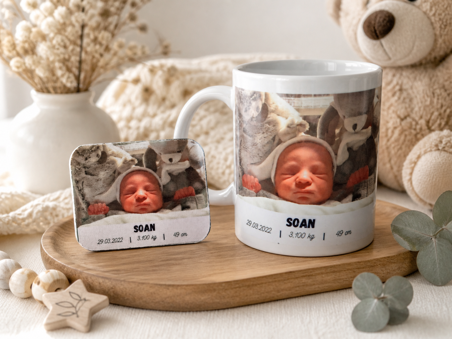 Pack naissance personnalisé comprenant un mug photo bébé en céramique et un magnet assorti avec informations de naissance.