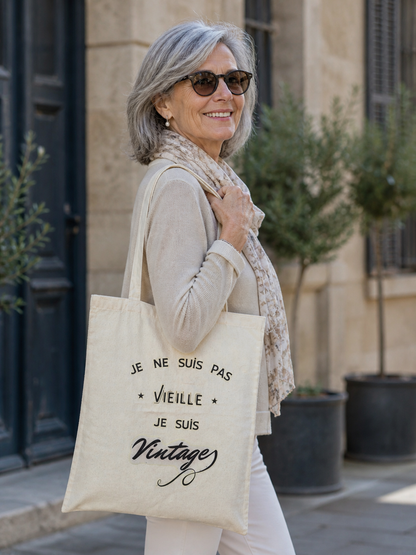 Femme portant un tote bag vintage humour en coton avec inscription je suis vintage