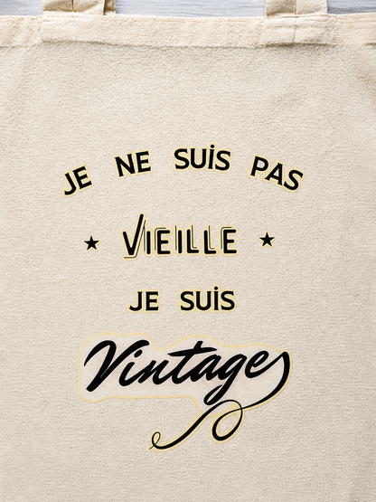 Tote bag coton écru avec message humoristique je ne suis pas vieille je suis vintage zoom sur le design
