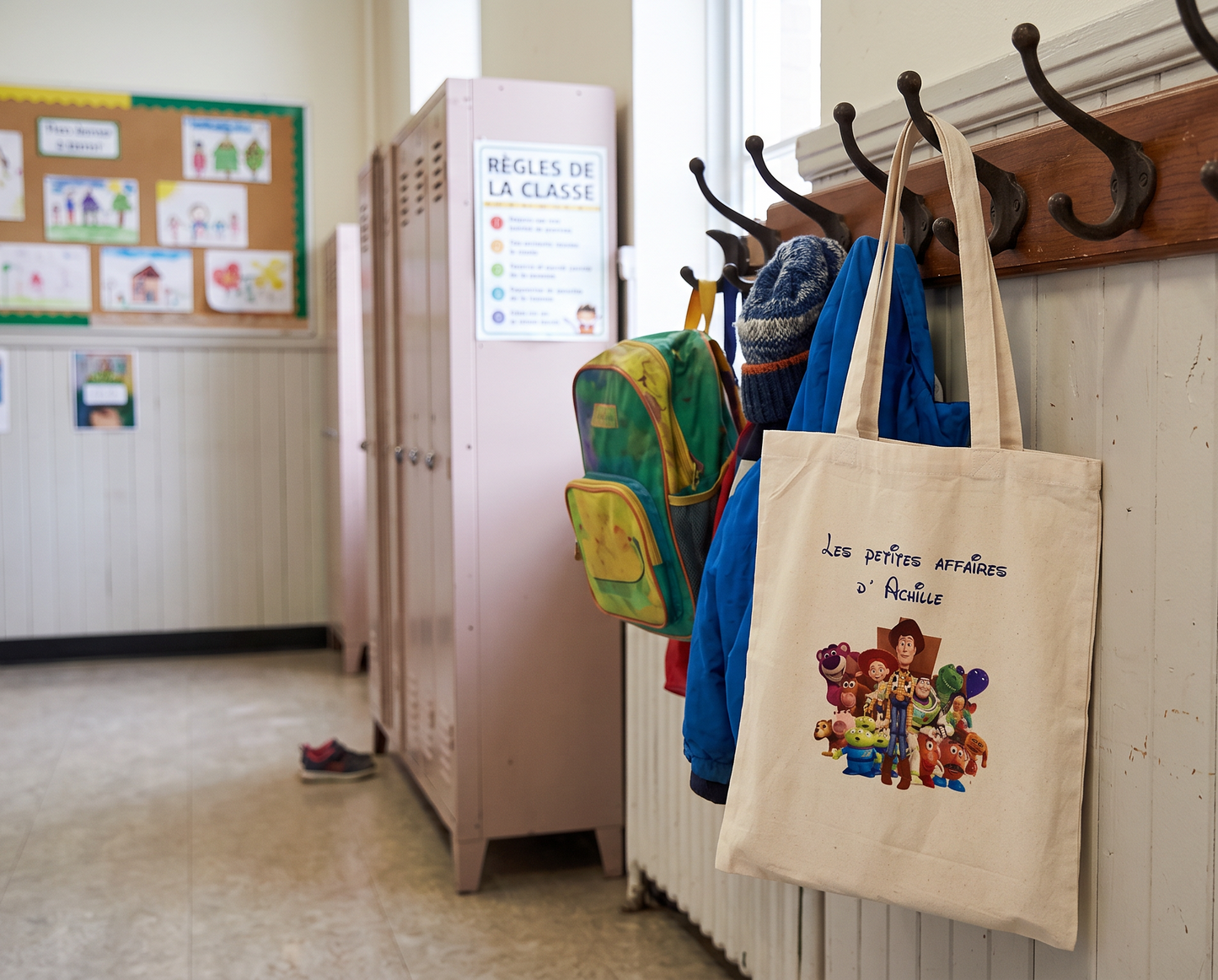 Tote bag enfant personnalisé avec prénom, sac en coton écru accroché au porte manteau de l'école 