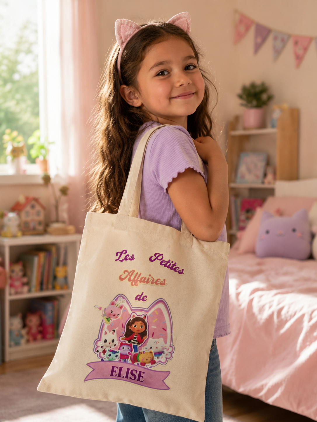 tote bag personnalisé gabby chat porté épaule par une petite fille