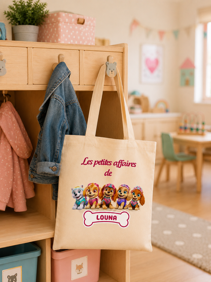 tote bag enfant personnalisé avec prénom décoré des personnages féminins de la Pat' Patrouille : Stella, Liberty, Everest, Corail et Romy.