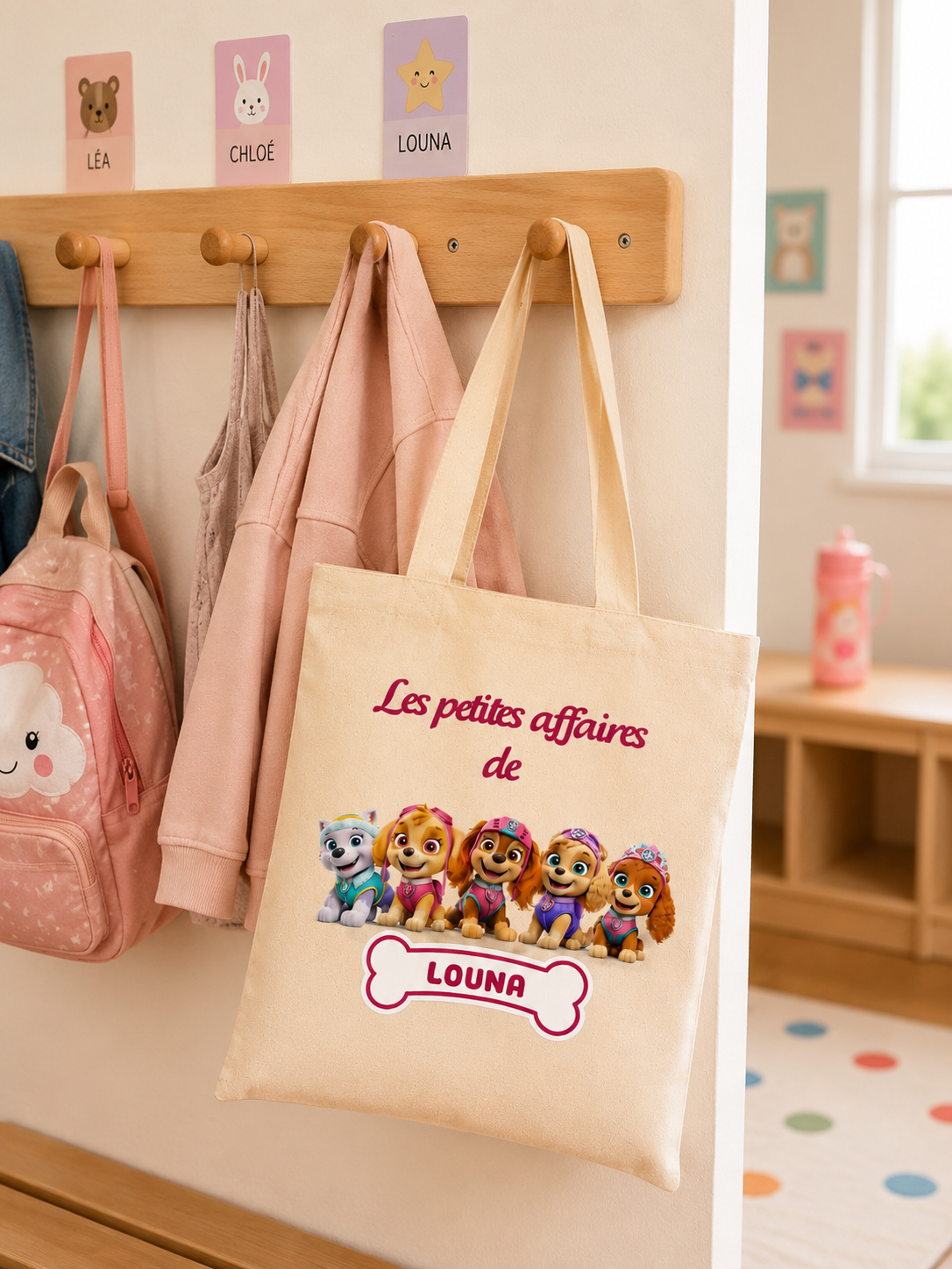 tote bag enfant personnalisé avec prénom décoré des personnages féminins de la Pat' Patrouille : Stella, Liberty, Everest, Corail et Romy.