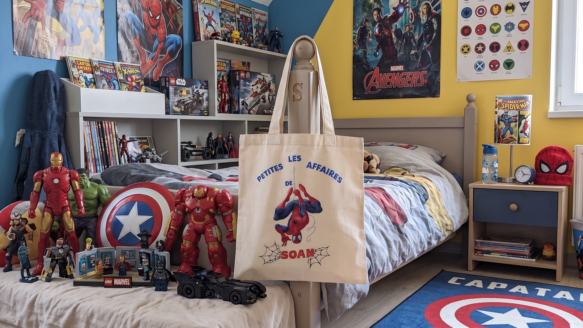 Tote bag enfant personnalisé avec prénom et illustration Spiderman, sac en coton naturel suspendu à un li dans une chambre de super héros